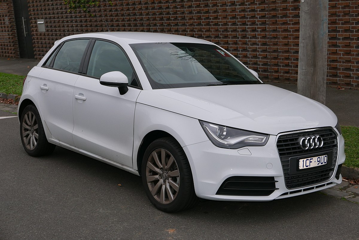 Установка зеркала с видеорегистратором и камерой заднего вида на Audi A1
