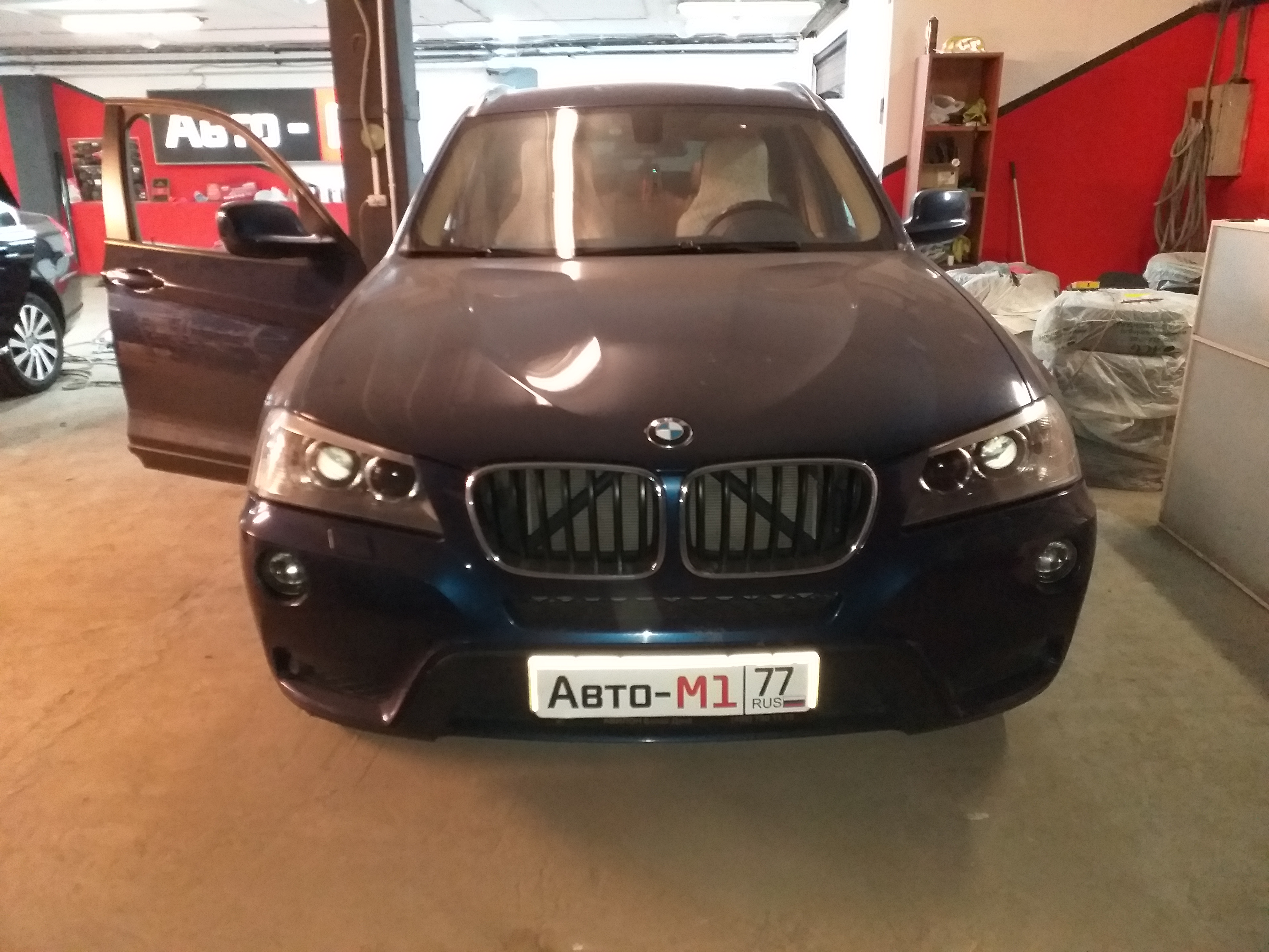 Оклейка деталей салона BMW X3 виниловой пленкой под дерево