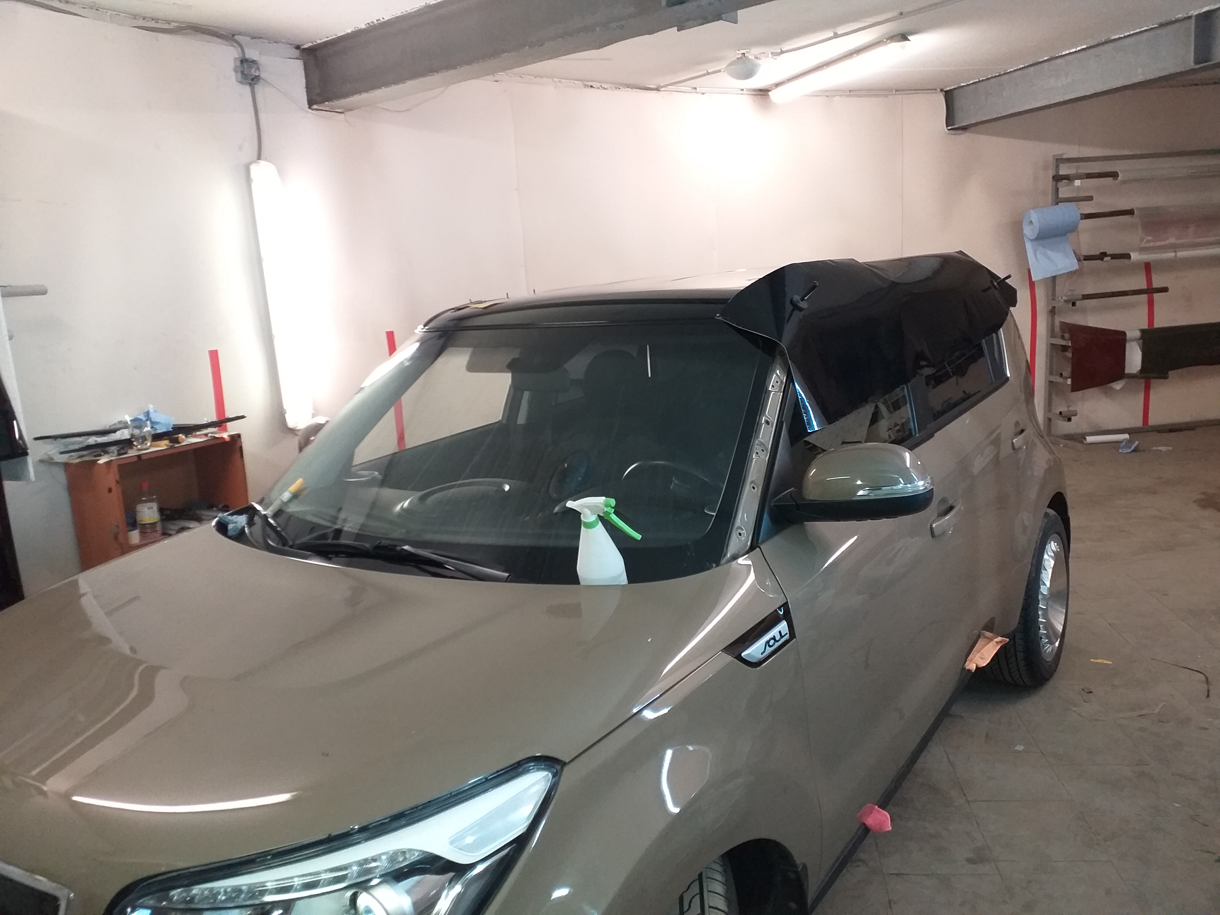 Оклейка крыши в черный винил на Kia Soul