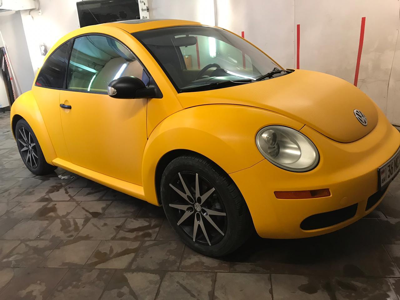 Оклейка Volkswagen Жук в желтый карбон