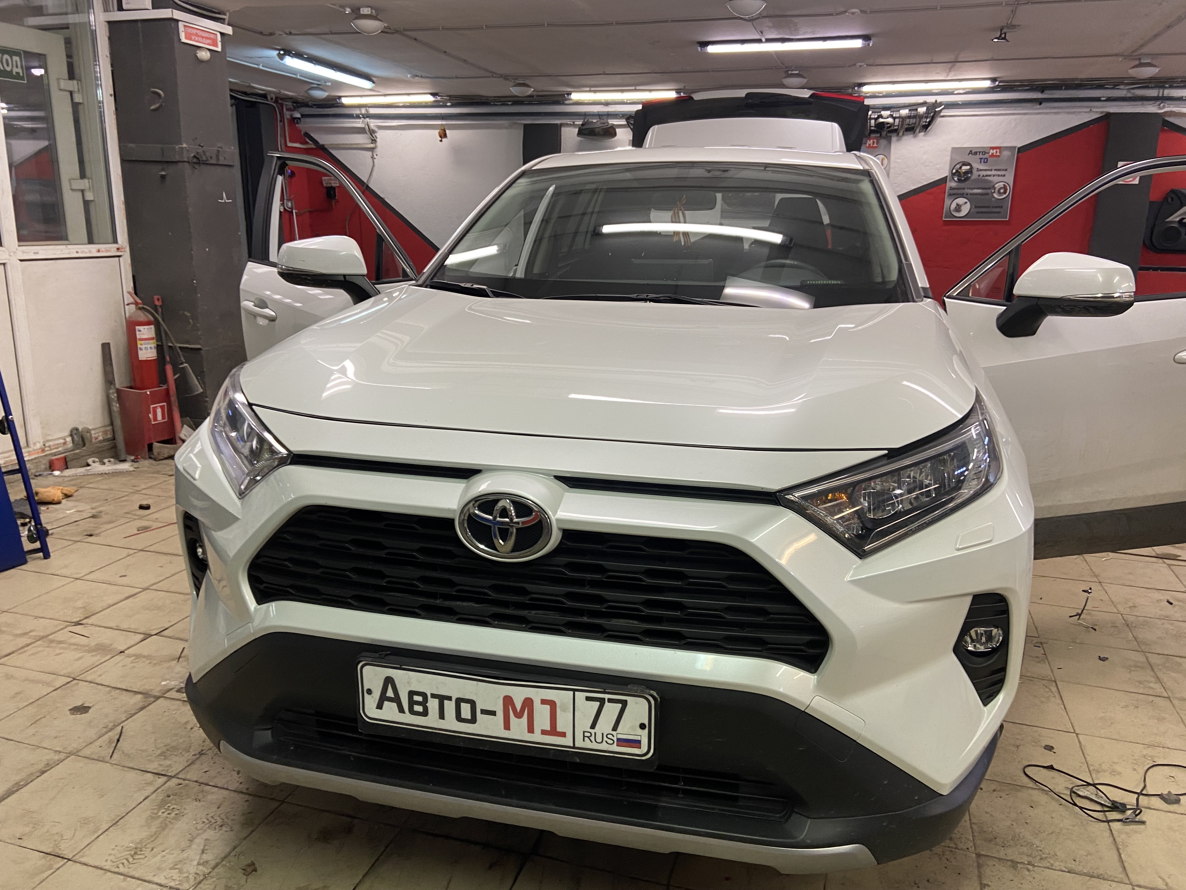 Установка камеры заднего вида и ПТФ на Toyota RAV4 