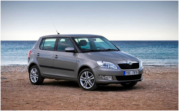 Обтяжка крыши в черный глянец Skoda Fabia