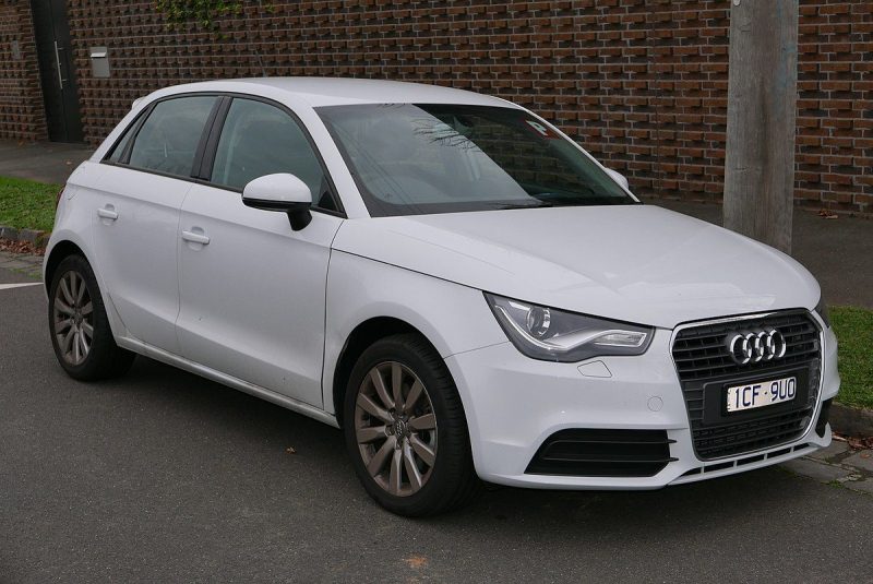 Установка зеркала с видеорегистратором и камерой заднего вида на Audi A1