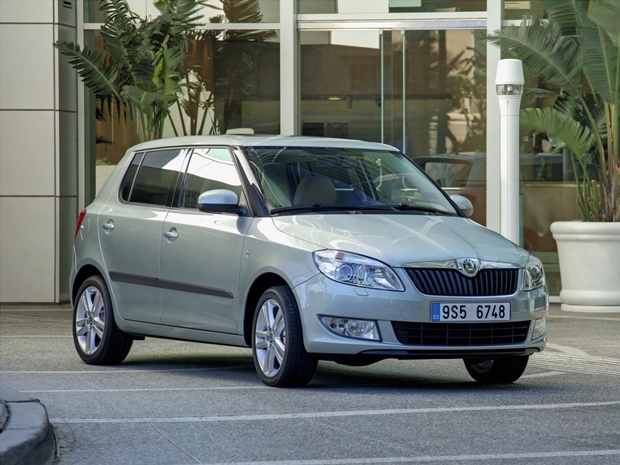 Установка сигнализации с автозапуском и магнитолы на Skoda Fabia