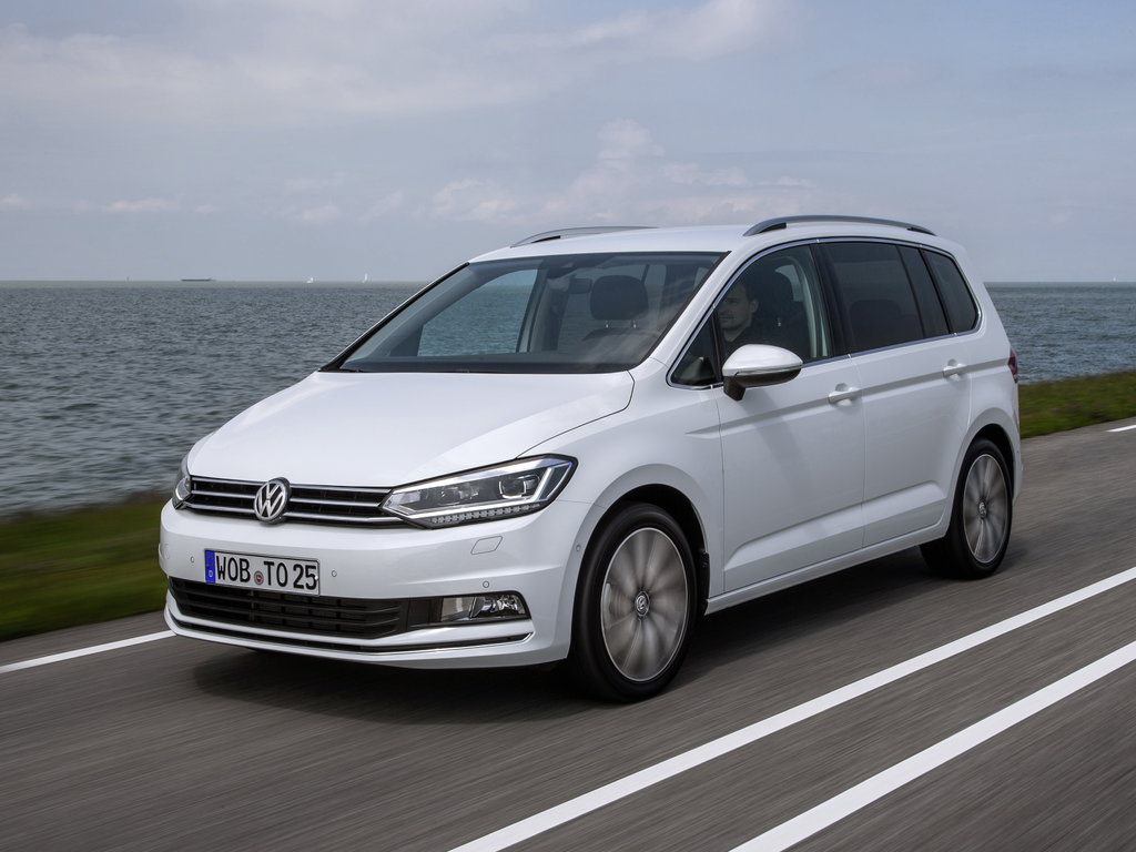 Установка камеры заднего вида и парктроника на Volkswagen Touran